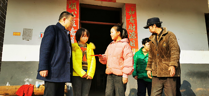 左少懷走訪(fǎng)聯(lián)村幫扶對象(3).jpg