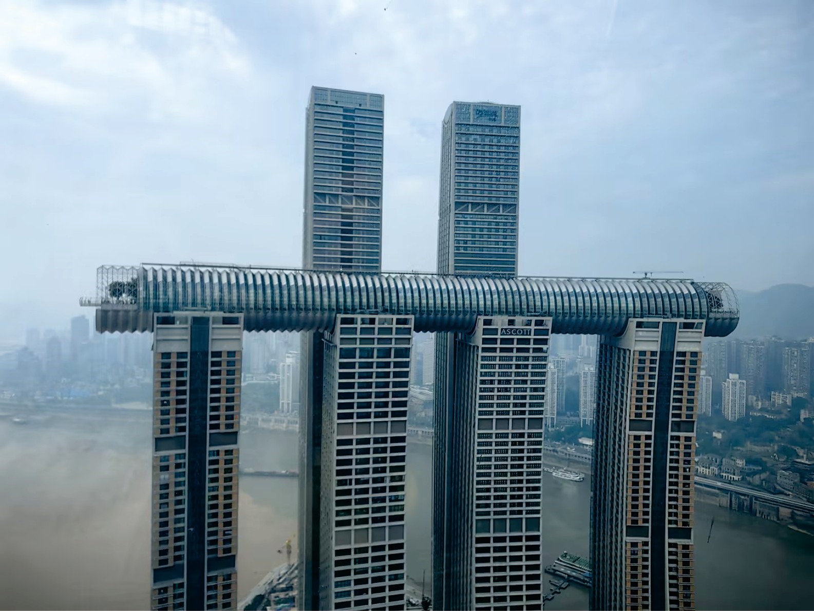 衡鋼高端建筑用管應用于中國新地標——重慶來(lái)福士，這是世界首座橫向摩天大樓。(1).jpg